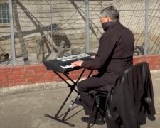 Video, jak ředitel zoo hrál pro své svěřence na syntetizátoru: pro každé zvíře si vybral samostatné dílo a kamera zachytila tento dojemný okamžik