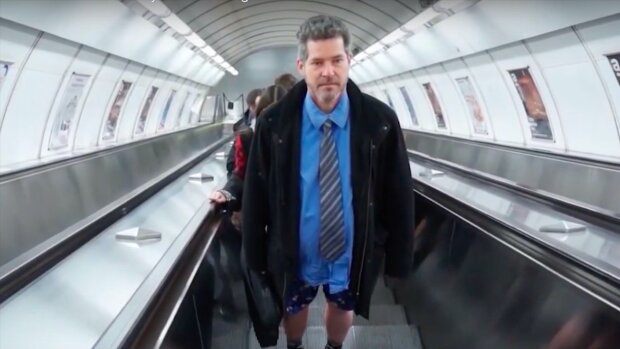 V neděli v Praze se konal chuligánský flashmob Jízda metrem bez kalhot