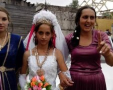 "Nevěstě je dvanáct let, matce čtyřiadvacet let, babičce šestatřicet": cikánské dívky se rychle stávají mladými matkami