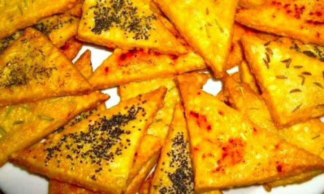 Křupavé sýrové trojúhelníky: deset minut práce a jak krásný a vytříbený výsledek