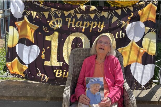 "Jsme velmi rádi, že pořádáme párty pro zvláštní data": Dvě 100leté ženy vyprávěly, díky čemu se dokázaly dožít pokročilých let