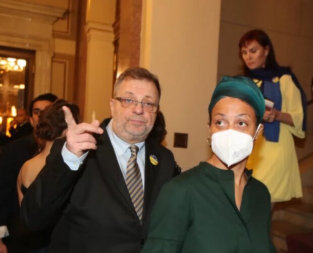 Milan Šteindler s doprovodem. Foto: snímek obrazovky blesk.cz