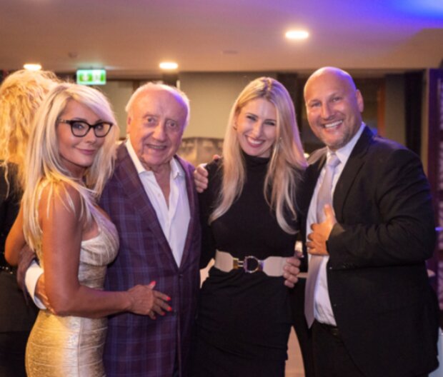 Felix Slováček a blondýnka. Foto: snímek obrazovky extra