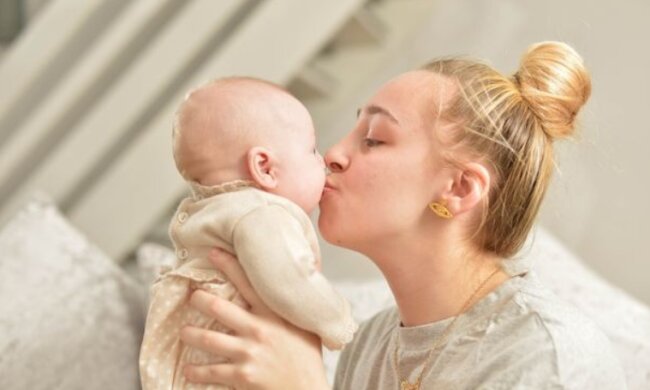 Dívka šla spát s bolestí hlavy a probudila se s novorozenou dcerou