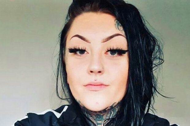 "Tetování mi zabránily dostat dobře placenou práci": Jak dívka udělala tetování na obličeji zdarma a zůstala bez práce