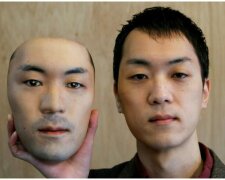 Noste tvář někoho jiného: muž vytvořil hyperrealistické masky, které lze použít pro transformaci