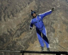 Skok ze 7 500 metrů bez padáku, místo toho Aikins použil síť na zemi