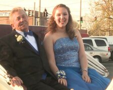 Dívka přišla na promoci s nejlepším gentlemanem: dědečkem, kterému je 80 let