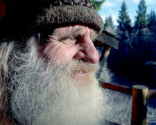 Žije v lese, nenosí boty a čistí si zuby borovicovým kuželem