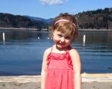 Pětiletá dívka se "vdala” a "oslavovala promoce": rodiče uspořádali pro svou dceru báječný večírek