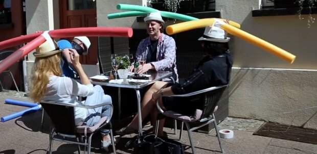 V Německu hoste restaurací nosí speciální klobouky, aby dodržovali rozestupy: jak to bylo