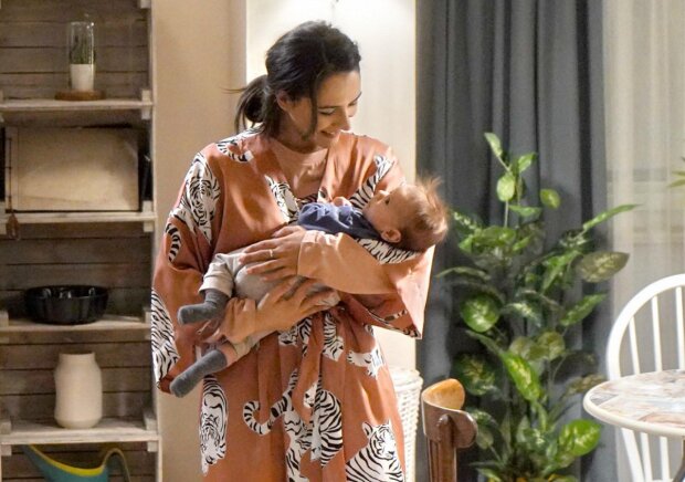 Eva Burešová se svým seriálovým miminkem. Foto: Snímek obrazovky super.cz