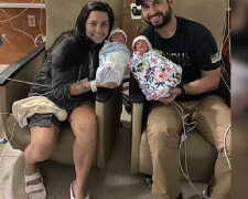 Pár se dvakrát po sobě narodil jednovaječná dvojčata: Starší bratři s nemluvňaty jsou si velmi podobní