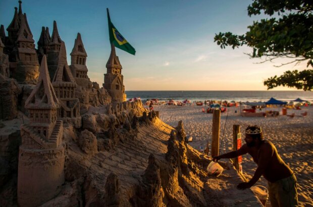 Čtyřiadvacetiletý muž žije na břehu oceánu v hradu z písku: foto "krále pláže" a jeho naprosto šíleného domu