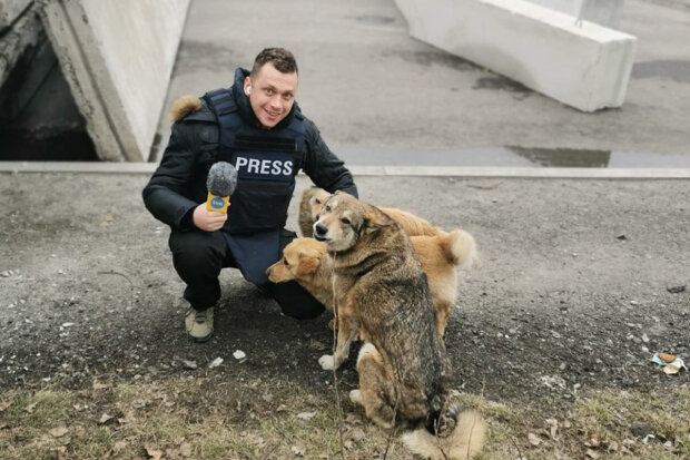 Polský novinář zveřejnil vtipné záběry z Ukrajiny: proč se pes pokusil ukrást mikrofon