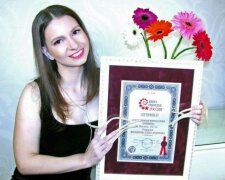 Dívka se dostala do knihy rekordů díky nehtům, které nestříhala 4 roky