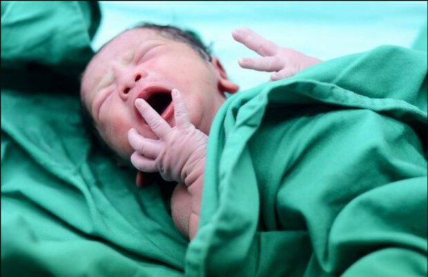 Lékaři si mysleli, že porod proběhl bez komplikací. Pak strnuli... "Nevěřili jsme vlastním očím"