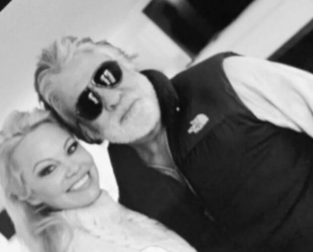 Pamela Anderson a John Peters. Foto: snímek obrazovky obozrevatel