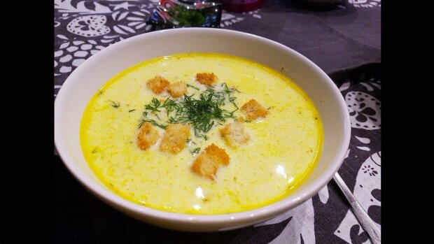 Jednoduchý recept na jemnou francouzskou sýrovou polévku s kuřecím masem a lahodnou krémovou chutí