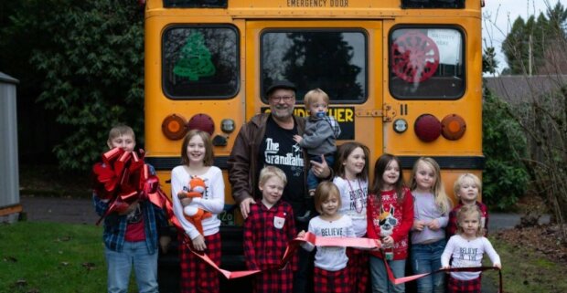 Dědeček koupil školní autobus — a teď sám vozí do školy 10 svých vnoučat