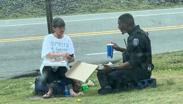 Policista sdílel jídlo s bezdomovkyni kvůli nápisu na jejím tričku