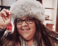 "Moje tělo, moje pravidla": Silnější žena trpící lipedémou byla ponížena, ale stala se modelkou a nestydí se za masivní nohy v leopardí minisukni
