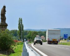 Malý chlapec šel navštívit babičku po rušné silnici, zatímco jeho rodiče byli v práci