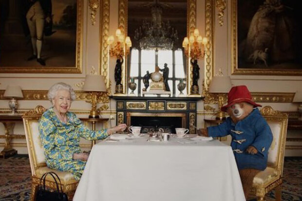 "Dejte si sendviče": jak královna Alžběta II. a medvídek Paddington uspořádali marmeládový večírek