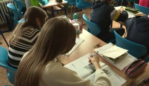 Do školy bez roušek. Foto: snímek obrazovky YouTube