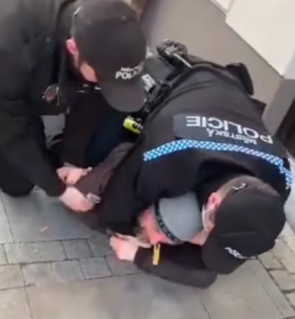 Policie zadržela otce. Foto: snímek obrazovky blesk.cz