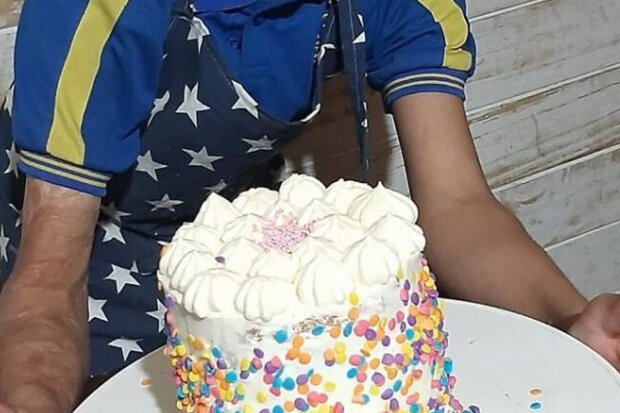 "Rád dělám dorty, navíc si můžu vydělat na operaci": jak si 10letý chlapec vydělá na operaci