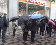 24 hodin strávených ve frontě bez spánku: V Praze fenomenálně otevřeli první pobočku amerického fastfoodu Popeyes. Foto
