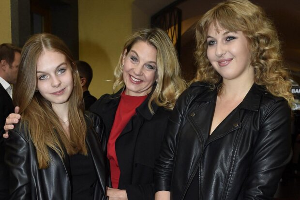 Sabina Laurinová se svými dcerami. Foto: snímek obrazovky super.cz