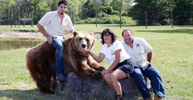 Neobvyklý koníček jedné rodiny: čtrnáct medvědů v zahradě