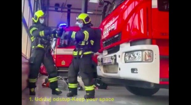 Pozitivní video: Čeští hasiči a policisté povzbuzovali obyvatele