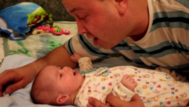 Otec a miminko. Foto: snímek obrazovky YouTube