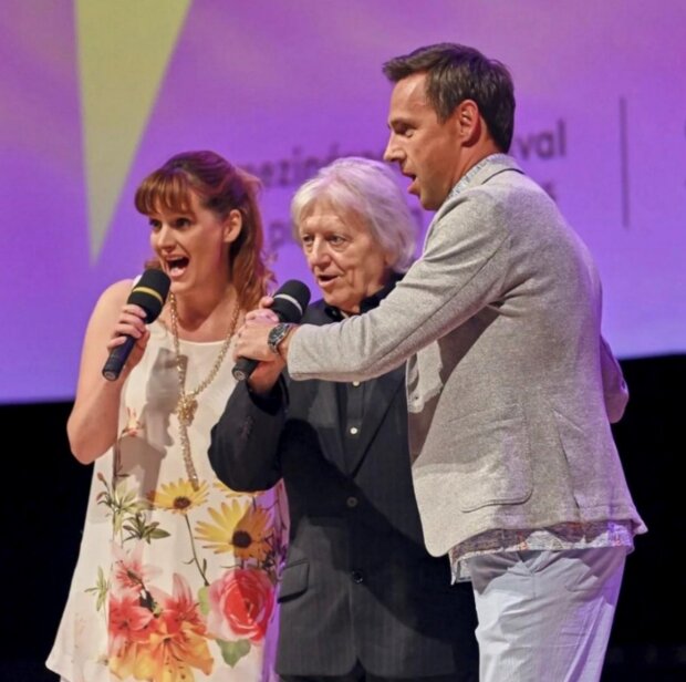 Roman Vojtek uvedl jako vzácného hosta Václava Neckáře. Foto: snímek obrazovky super.cz