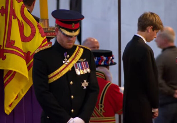 Král dovolil princi Harrymu nosit vojenskou uniformu na vigilii královniných vnoučat: Kdy se bude konat poslední rozloučení s královnou