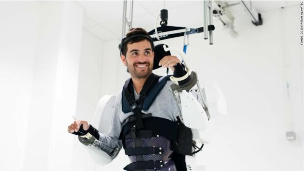 Paralyzovaný muž začal chodit díky robotickému obleku. "Je skvělé, že možná budu mít možnost pohybu"