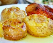 Velmi jednoduchý recept na portugalské brambory ve slupce s rozmarýnem a olivovým olejem