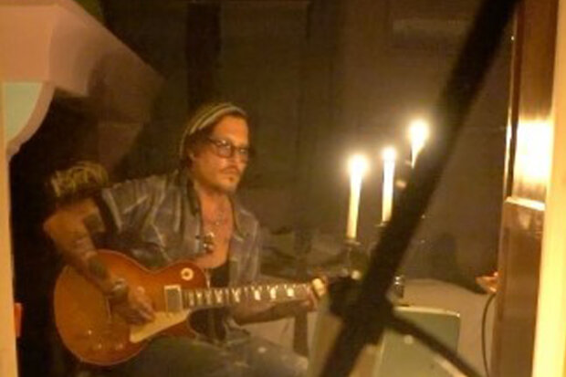 "Vtipkovali jsme, že nám je zase osmnáct": Johnny Depp zpíval pod řevem kytary