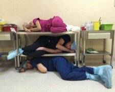 Lékaři po celém světě spustili dojemný flash mob: "Jsme živé lidi, nejsme stroje"