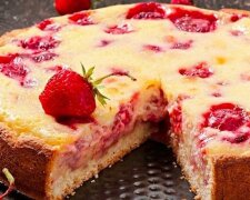 Letní koláč s jahodami z jednoho šálku kefíru: příprava je snazší, než se zdá