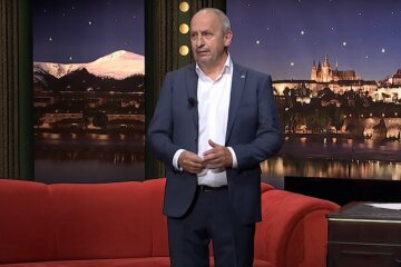 Zralá žena na červeném gauči Zralá žena na červeném gauči