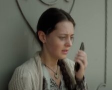 Když byl manžel na služební cestě, Eva šla za známou. Koutkem oka Eva zpozorovala v předsíni u Aleny takovou samou pánskou tašku, jakou má její manžel