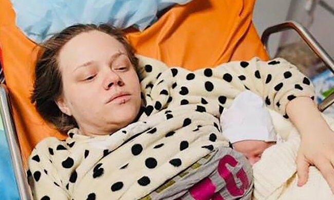 "Věříme ve vítězství, znamená to jméno": Dívka vyfotografovaná na pozadí porodnice v Mariupolu porodila. Jaké jméno dostalo dítě