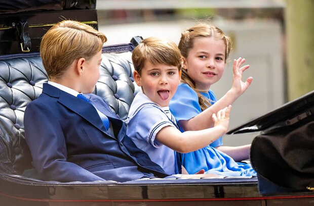"Babiččin svátek": vtipné fotky prince Louise na balkoně během slavnostního ceremoniálu