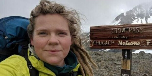 Turistka při lyžování v horách upadla a ztratila se: když ji našli záchranáři, ukázalo se, že nebyla sama