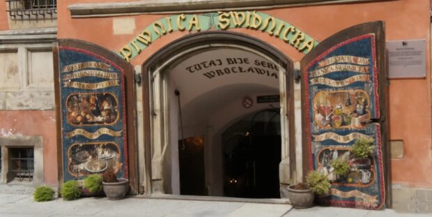 Nejstarší restaurace v Evropě, která je stále v provozu se nachází v Polsku a je stará již sedm set let