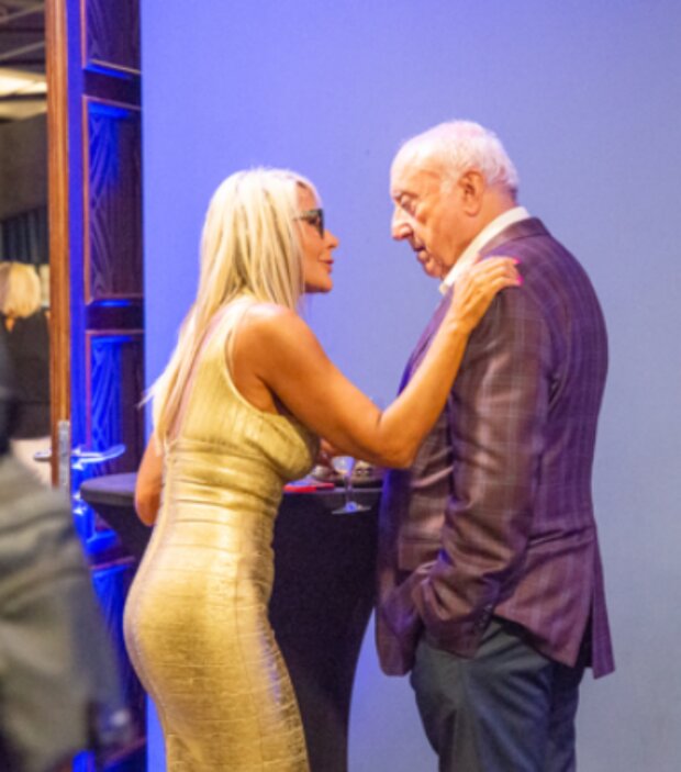 Felix Slováček a blondýnka. Foto: snímek obrazovky extra